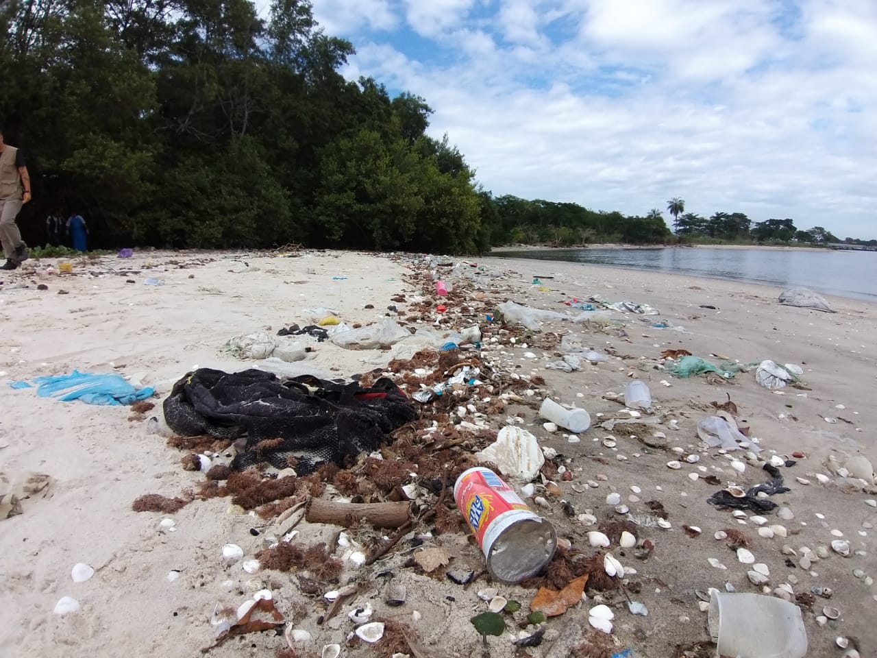 Praia antes da limpeza