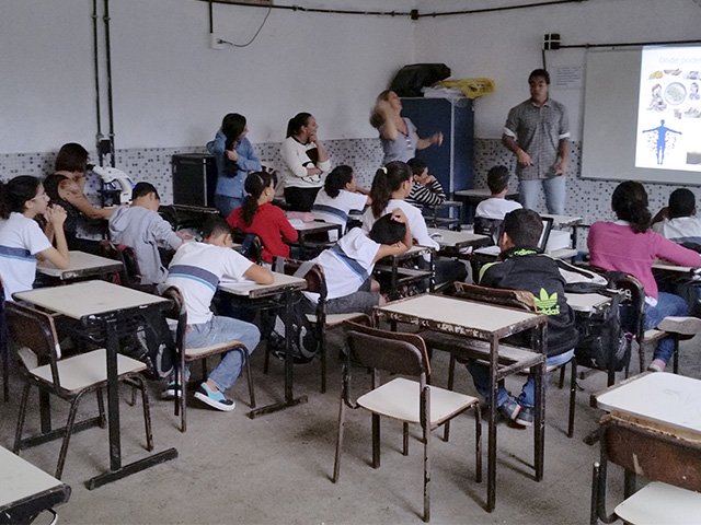 Alunos de pós- graduação do instituto de Microbiologia visitam a Escola Municipal Tenente Antônio João para falar sobre a microbiologia no dia a dia, dentro da disciplina tópicos especiais de divulgação cientifica