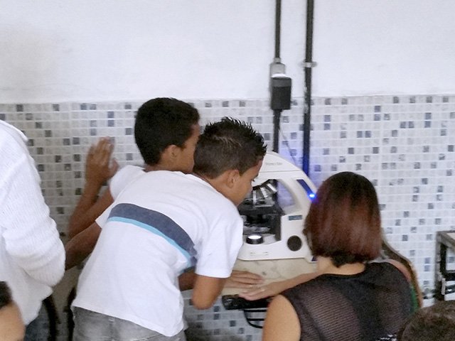 Alunos de pós- graduação do instituto de Microbiologia visitam a Escola Municipal Tenente Antônio João para falar sobre a microbiologia no dia a dia, dentro da disciplina tópicos especiais de divulgação cientifica