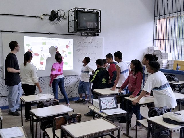 Alunos de pós- graduação do instituto de Microbiologia visitam a Escola Municipal Tenente Antônio João para falar sobre a microbiologia no dia a dia, dentro da disciplina tópicos especiais de divulgação cientifica