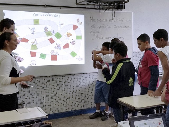 Alunos de pós- graduação do instituto de Microbiologia visitam a Escola Municipal Tenente Antônio João para falar sobre a microbiologia no dia a dia, dentro da disciplina tópicos especiais de divulgação cientifica