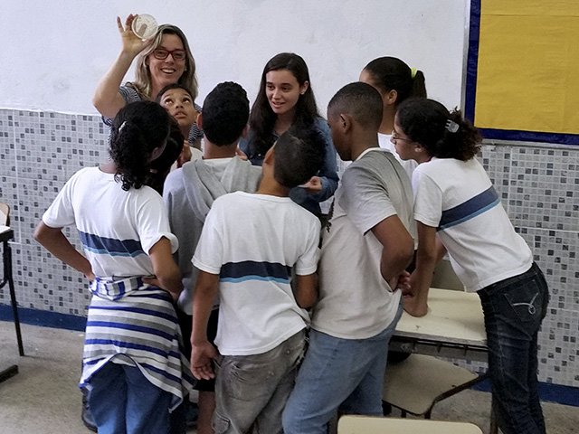 Alunos de pós- graduação do instituto de Microbiologia visitam a Escola Municipal Tenente Antônio João para falar sobre a microbiologia no dia a dia, dentro da disciplina tópicos especiais de divulgação cientifica