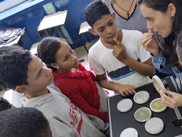 Alunos de pós- graduação do instituto de Microbiologia visitam a Escola Municipal Tenente Antônio João para falar sobre a microbiologia no dia a dia, dentro da disciplina tópicos especiais de divulgação cientifica